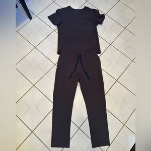 Men’s Figs Scrub Set size Medium (Dark Grey) Comes with a free jogger scrubs!